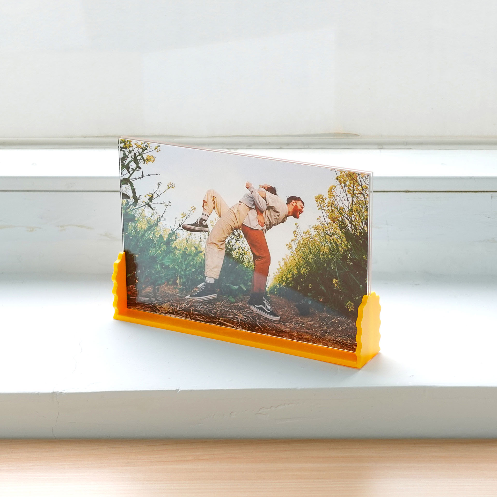 WB-2209 - 4x6” Wavy Photo Holder